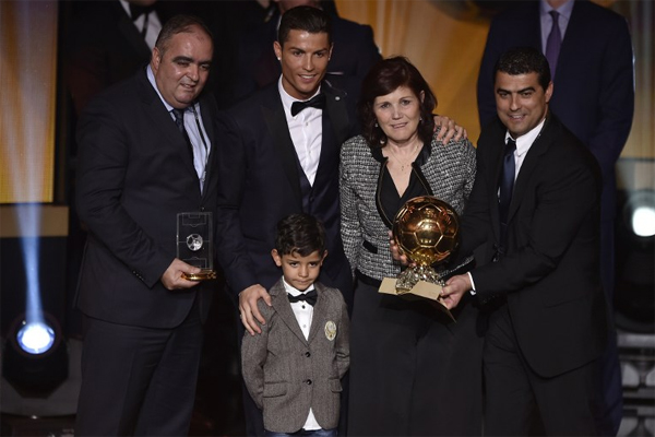 رونالدو رفقة عائلته خلال حفل الفيفا السنوي بعد تتويجه كأفضل لاعب في العالم 2014