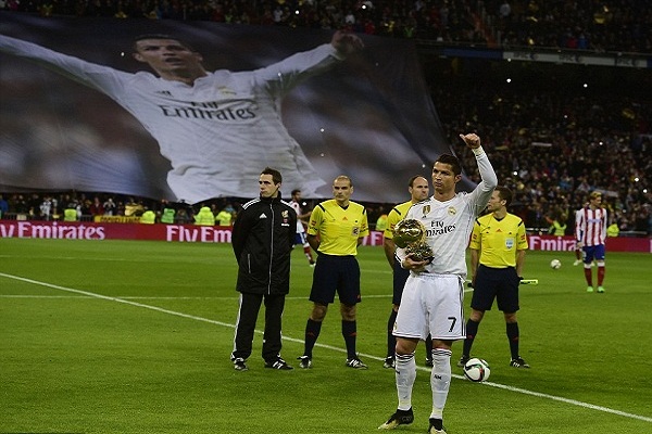 رونالدو يحتفل بالكرة الذهبية مع جماهير ريال مدريد