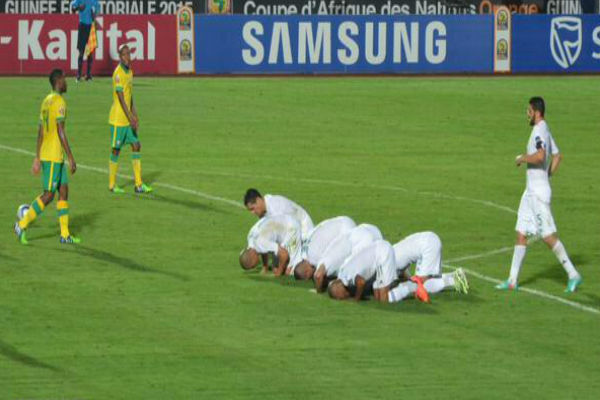 لاعبو الجزائر يسجدون فرحاً بأحد الأهداف في شباك جنوب افريقيا