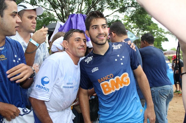 النجم البرازيلي الشاب لوكاس سيلفا متوسط ميدان فريق كروزيرو