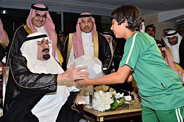 الطفل فيصل الغامدي مع الملك الراحل الملك عبدالله بن عبدالعزيز - رحمه الله - 