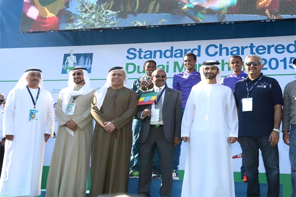 الشيخ منصور بن محمد لحظة تتويج الفائزين بالمراكز الأولى لماراثون دبي