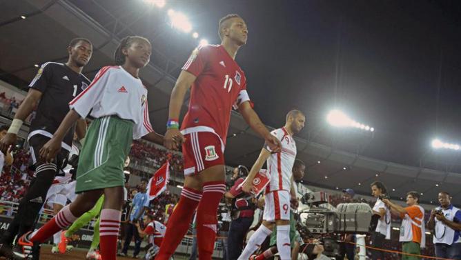 لاعبو تونس وغينيا الاستوائية قبل انطلاق المواجهة