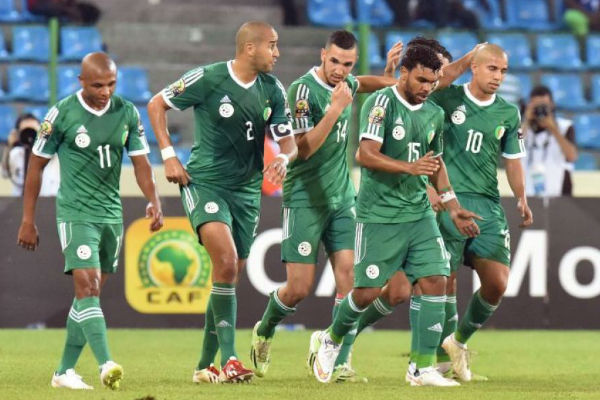 فرحة لاعبي الجزائر بهدف رياض محرز في شباك السنغال