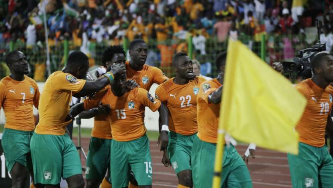 فرحة لاعبي ساحل العاج بهدف الفوز على الكاميرون