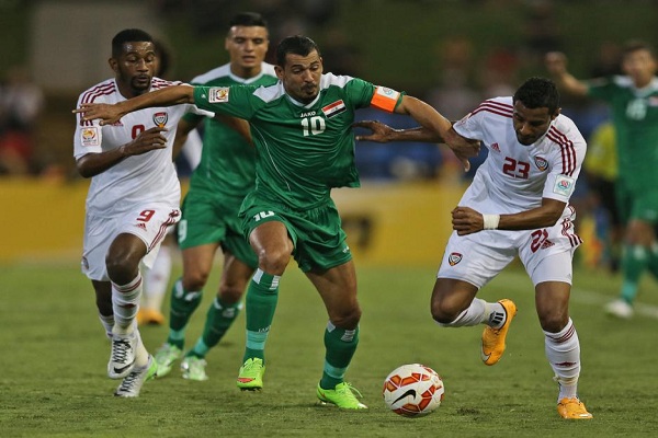 يونس محمود يحاول المرور من لاعبي الإمارات