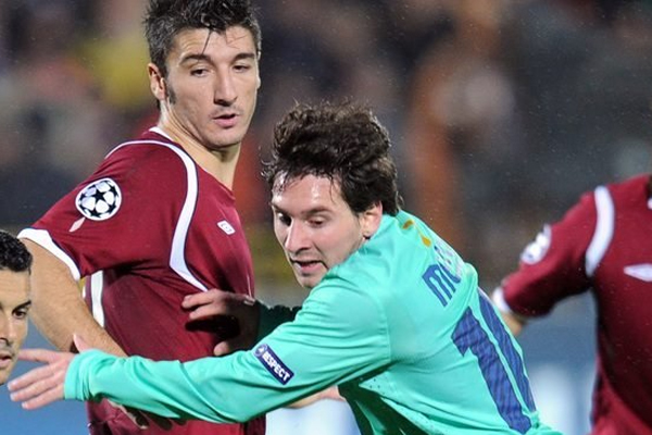 المدافع الإيطالي سالفاتوري بوكيتي يعرقل هجمة يقودها النجم الأرجنتيني ميسي