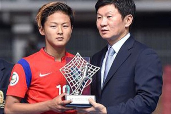  النجم الكوري الشاب لي سونغ وو لاعب برشلونة