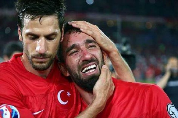توران يبكي بحرقة بعد تأهل تركيا إلى يورو 2016