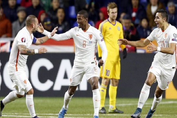 هولندا تهزم كازاخستان وتحافظ على آمالها في التأهل
