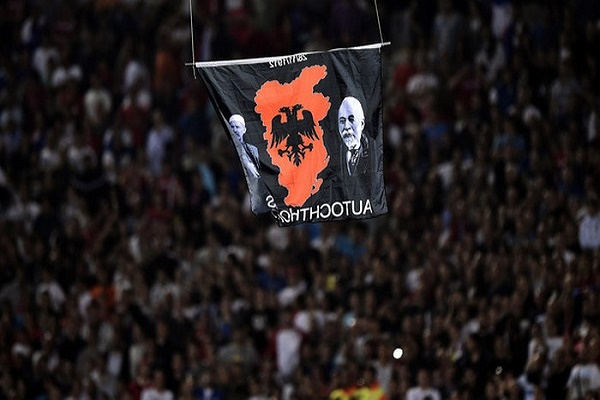 لافتة رسم عليها علم ألبانيا مع صورة لإسماعيل كمال