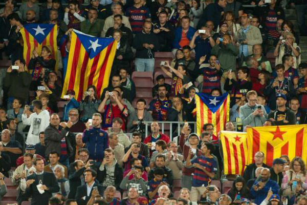 اليويفا يعاقب برشلونة مالياً بسبب الأعلام الكتالونية
