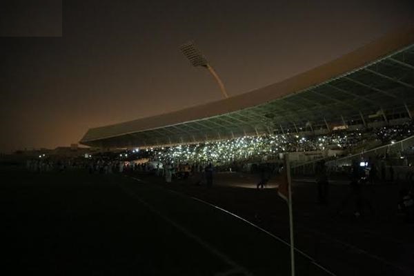 جماهير سعودية تزيّن مدرجات الملعب بأضواء الهواتف