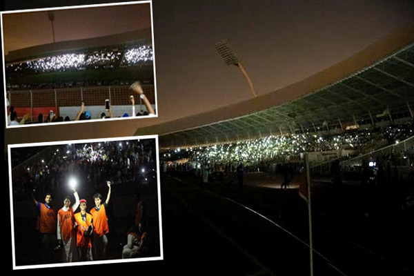 تزينت مدرجات الملعب بأضواء الهواتف المحمولة