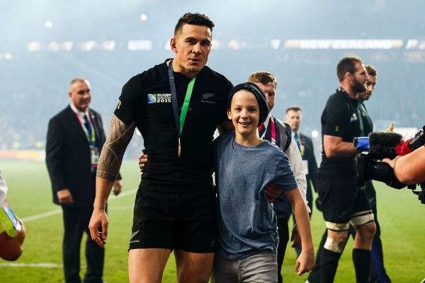 نجم منتخب نيوزيلندا سوني ويليامز برفقة الطفل الصغير