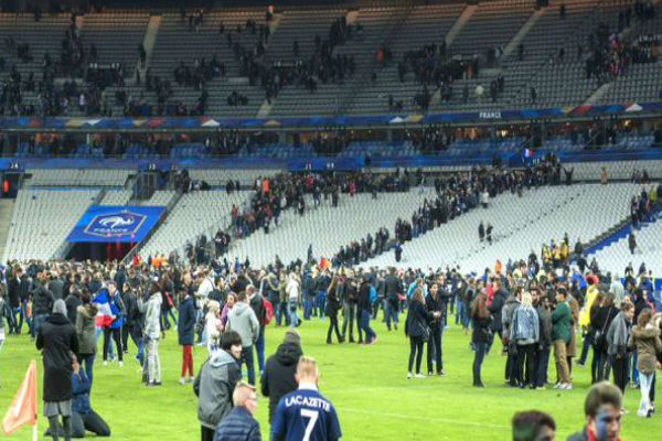 جماهير مباراة فرنسا وألمانيا فوق أرضية الملعب بعد سماع أصوات الانفجارات