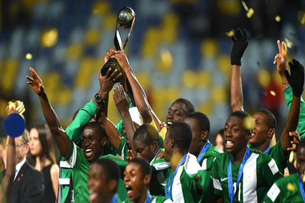 لاعبو نيجيريا يرفعون كأس العالم تحت 17 عاماً