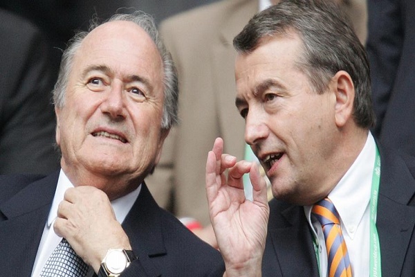 الرئيس السابق لاتحاد الكرة الألماني مع جوزيف بلاتر رئيس الفيفا السابق