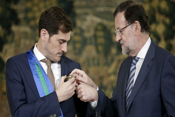 رئيس الوزراء الإسباني راخوي يقلد كاسياس وسام الاستحقاق الملكي الرياضي