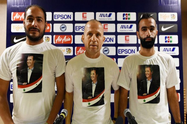 مدرب المنتخب السوري عبر عن دعمه للرئيس بشار الاسد من خلال ارتداء قميص عليه صورته