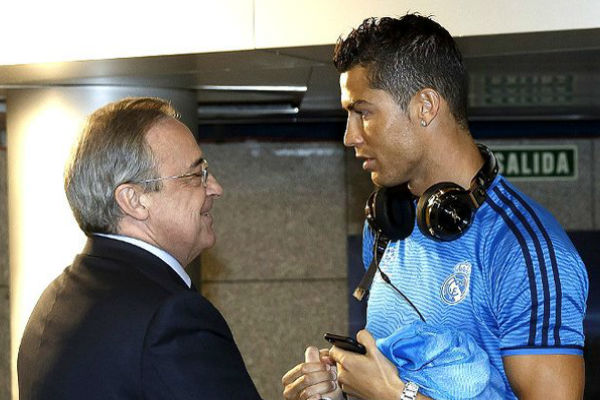 كريستيانو رونالدو برفقة رئيس ريال مدريد فلورنتينو بيريز