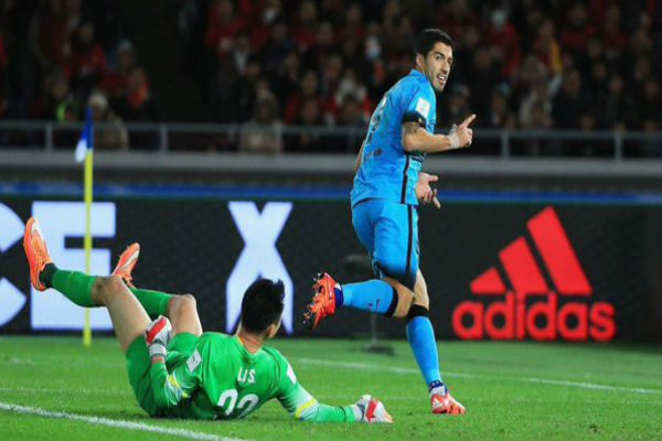 سواريز يقود برشلونة لبلوغ نهائي كأس العالم للأندية