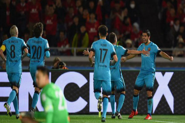 فرحة لاعبي برشلونة بأحد أهداف لويس سواريز الثلاثة