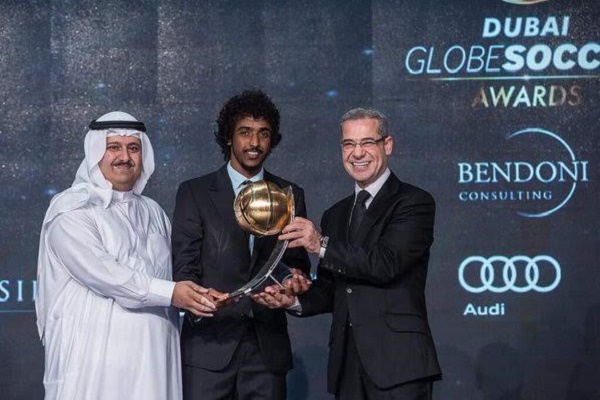 اللاعب السعودي ياسر الشهراني يتوج بجائزة غلوب سوكر لأفضل لاعب خليجي