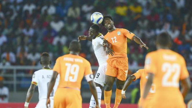 صراع على الكرة بين لاعب غانا مانساه ومهاجم ساحل العاج ويلفريد بوني