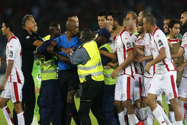 لاعبو منتخب تونس يحاولون الاعتداء على الحكم