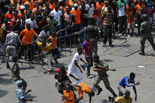 شغب الجماهير قبل ستقبال لاعبي المنتخب العاجي