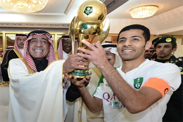 الأمير مقرن بن عبدالعزيز ولي العهد يسلم كأس البطولة لقائد النادي الأهلي تيسير الجاسم