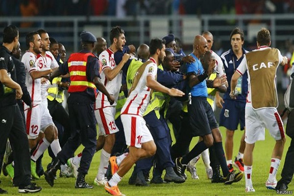 هجوم لاعبي منتخب تونس على حكم المباراة أمام غينيا الاستوائية 