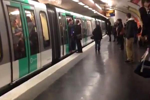 فئة من مشجعي تشيلسي داخل عربة مترو بالعاصمة الفرنسية رفضوا دخول رجل ذو بشرة سوداء 