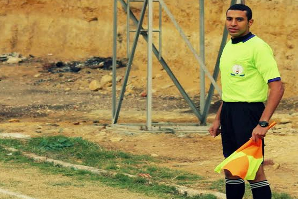 محمود الغندور يعمل حكم في مباريات كرة القدم