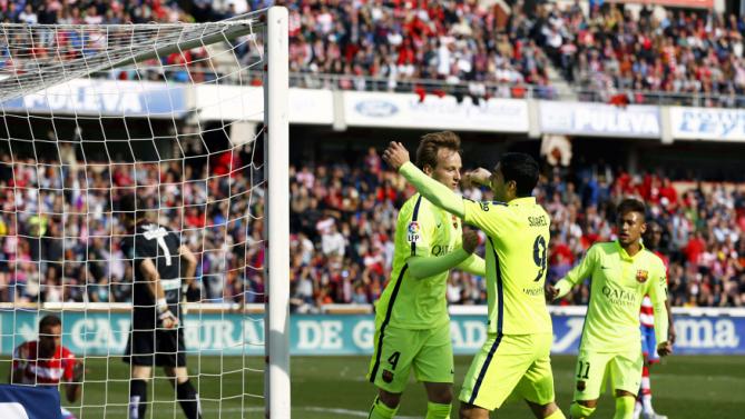 برشلونة يستعيد نغمة الفوز بثلاثية في غرناطة