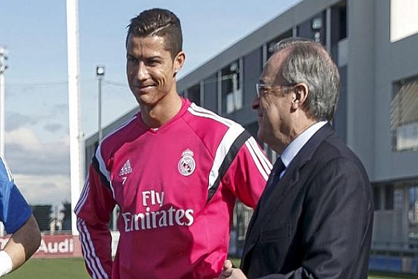 بيريز رفقة رونالدو خلال زيارته لتدريبات ريال مدريد لتكريم كاسياس وأنشيلوتي