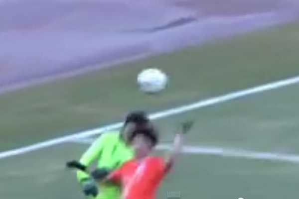 لاعب صيني حاول تقليد هدف مارادونا باليد فطرده الحكم