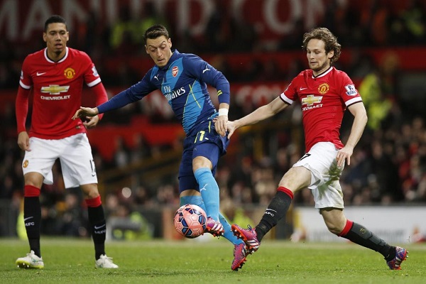 أوزيل يحاول المرور من داني بليد