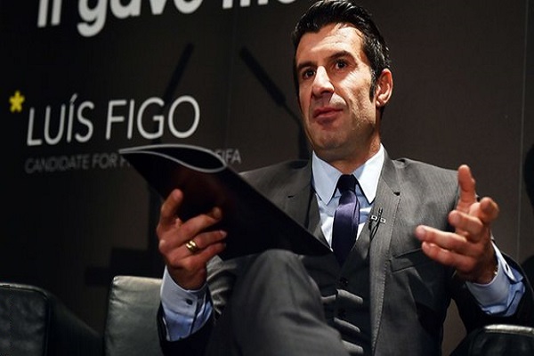 الدولي البرتغالي السابق والمرشح لرئاسة الاتحاد الدولي لكرة القدم (فيفا) لويس فيغو