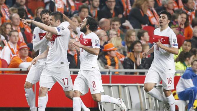فرحة لاعبي تركيا لم تكتمل بهدف التعادل الهولندي عن طريق شنايدر