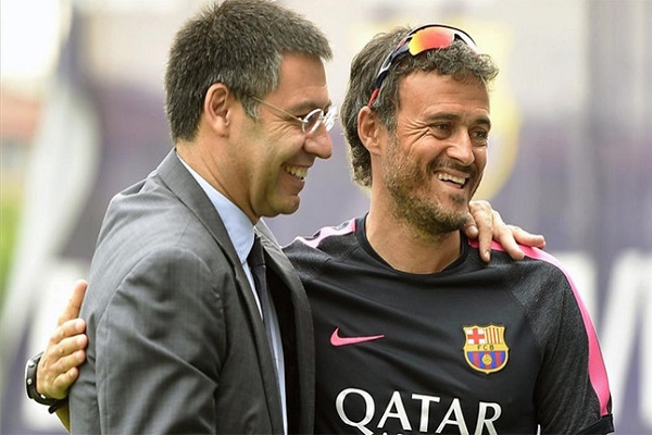 جوسيب ماريا بارثوميو رئيس نادي برشلونة الإسباني رفقة المدرب لويس إنريكي