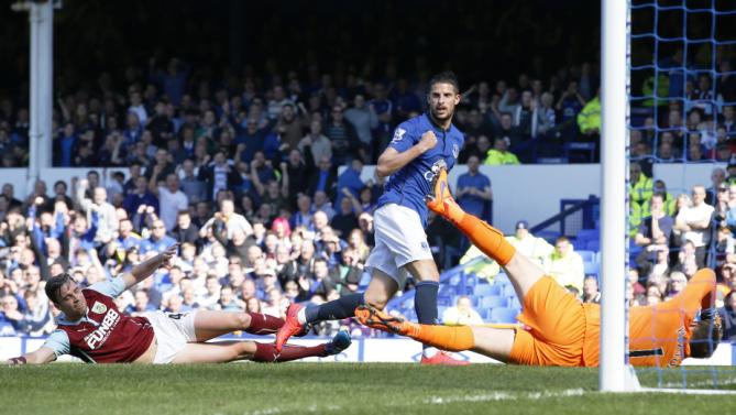 فرحة لاعب إيفرتون كيفين ميرالاس في شباك بيرنلي