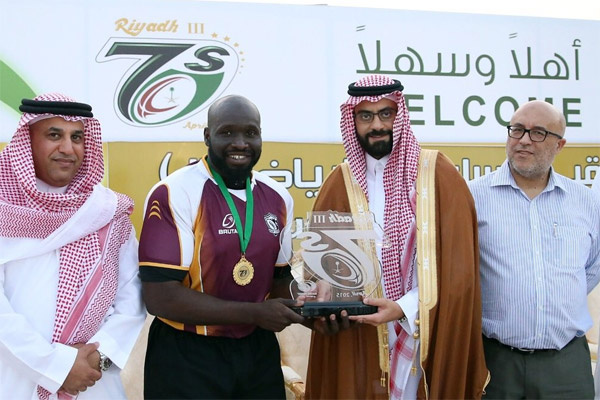 الأمير خالد بن بندر بن مساعد يتوج فريق ينبع بكأس بطولة الرياض لسباعيات الرقبي ( الرياض 3 )