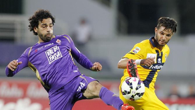 محمد صلاح يحاول ترويض الكرة في مباراة فيورنتينا وبارما
