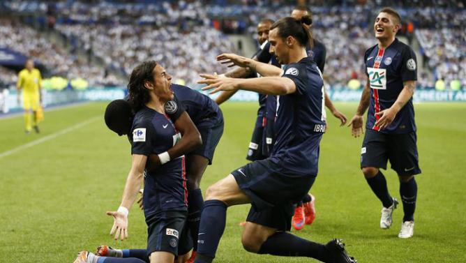 فرحة لاعبي باريس سان جيرمان بهدف التتويج لكافاني