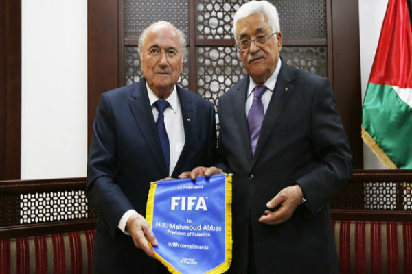 الرئيس الفلسطيني محمود عباس مع رئيس الفيفا جوزيف بلاتر