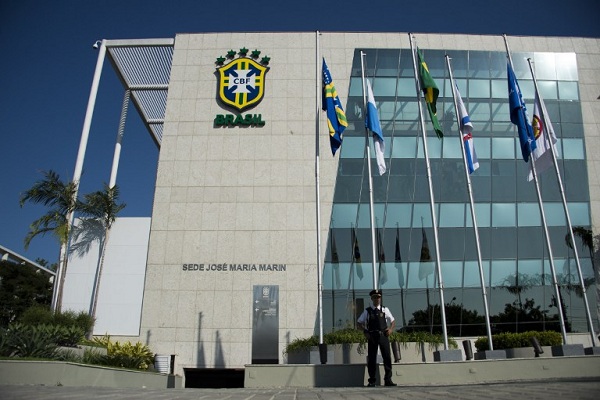 شرطي يقف أمام مقر الاتحاد البرازيلي لكرة القدم