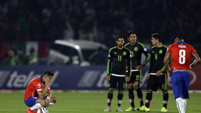 حسرة فيدال وأليكسيس سانشيز بعد التعادل مع المكسيك في الجولة الثانية