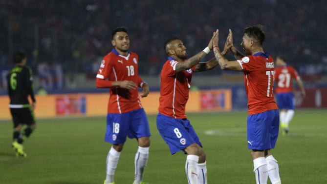 فرحة لاعبي تشيلي بأحد الأهداف في شباك المكسيك
